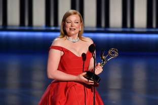 Rojo, negro y morado brillan en la alfombra roja de los Emmy