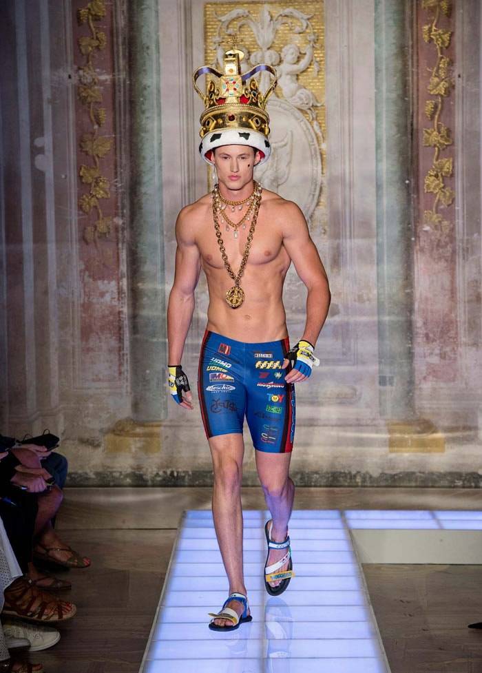 Moschino sfila a Pitti "contro" la banalità