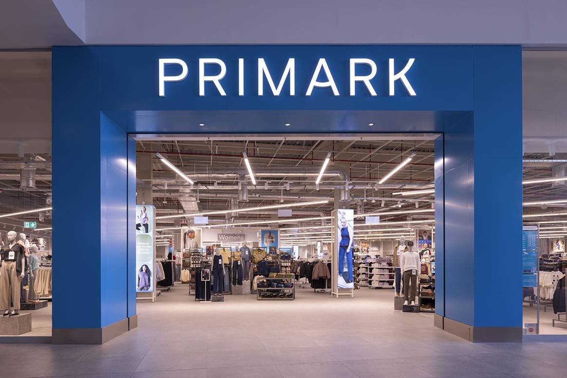 Tienda de Primark en el centro comercial Jaén Plaza de Jaén (España).