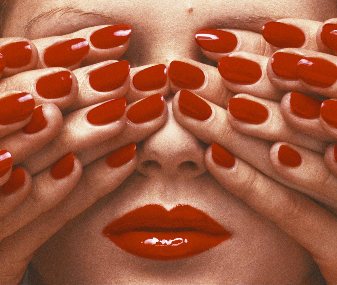 Foto aus der Ausstellung 'Guy Bourdin: Storyteller'. Vogue Paris, May 1970_© 2023, The Guy Bourdin Estate