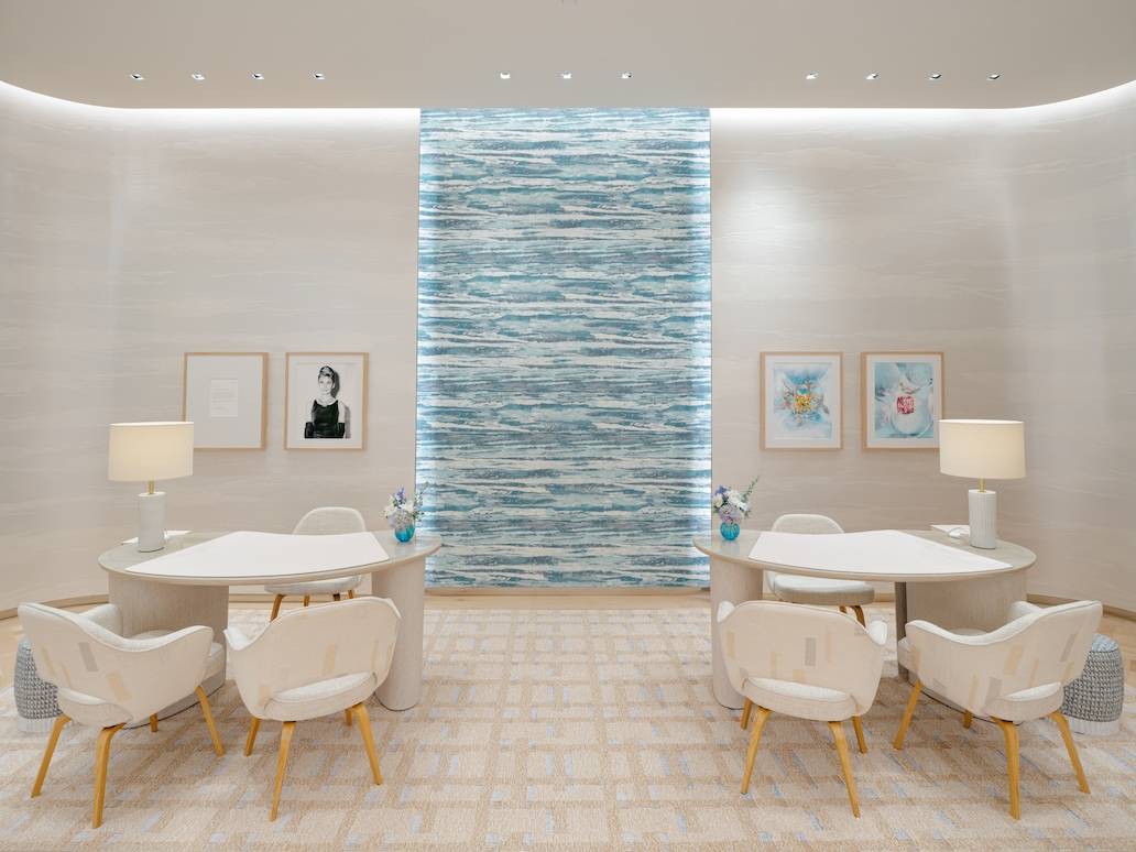 Detalhe da loja com quadro de Audrey Hepburn ao fundo