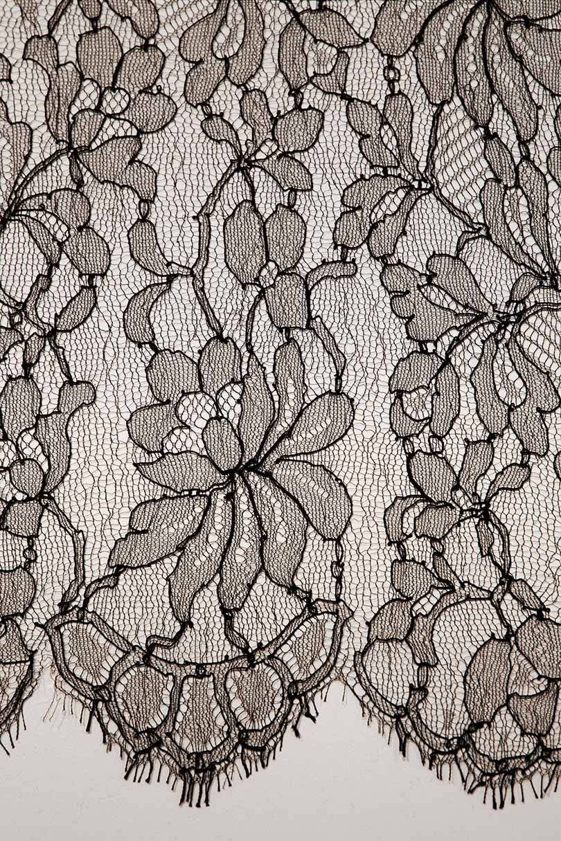 Foto 4: Detail overzicht tentoonstelling The Art of Lace |
Haute couture van Chanel tot Iris van Herpen. Credit: Josefina
Eikenaar/TextielMuseum