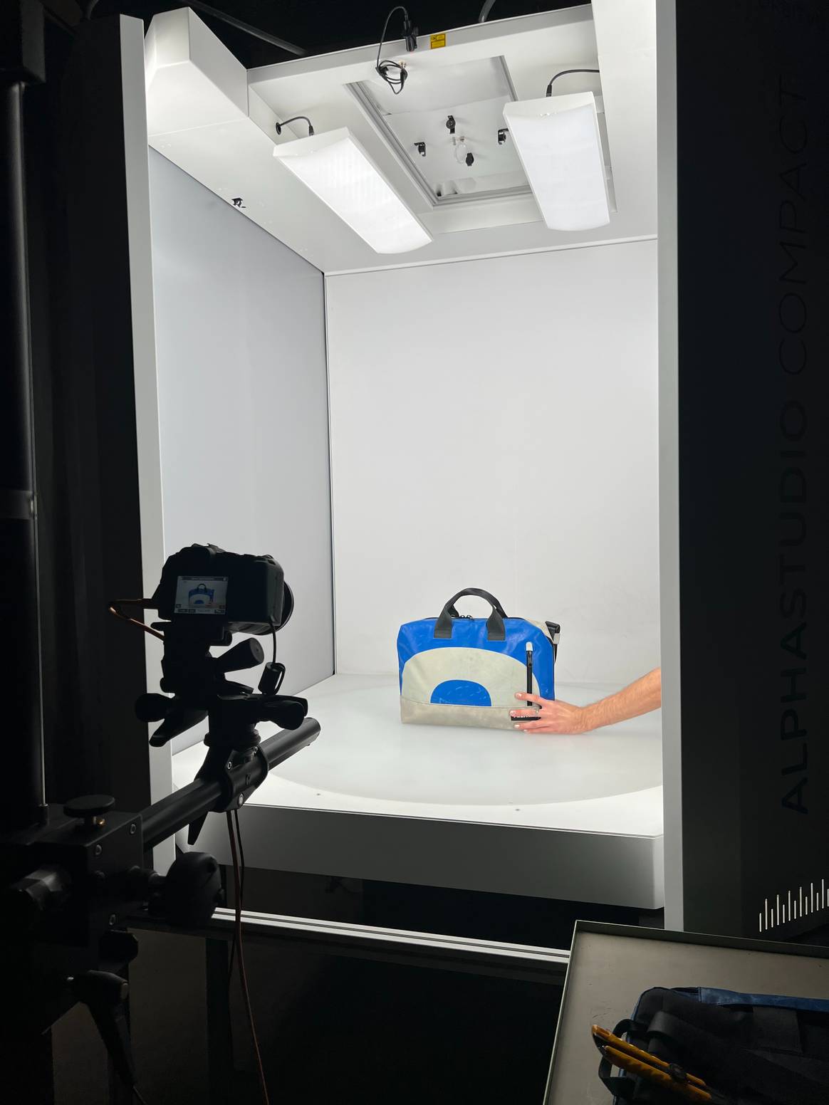 Eine Freitag Tasche wird für den Online-Shop fotografiert. Bild: FashionUnited.