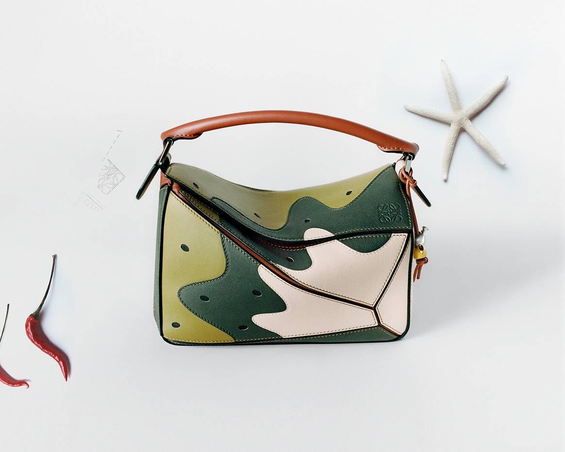 Modelo de la colección cápsula de aniversario “Puzzle 10” de Loewe por los 10 años del lanzamiento del bolso Puzzle.
