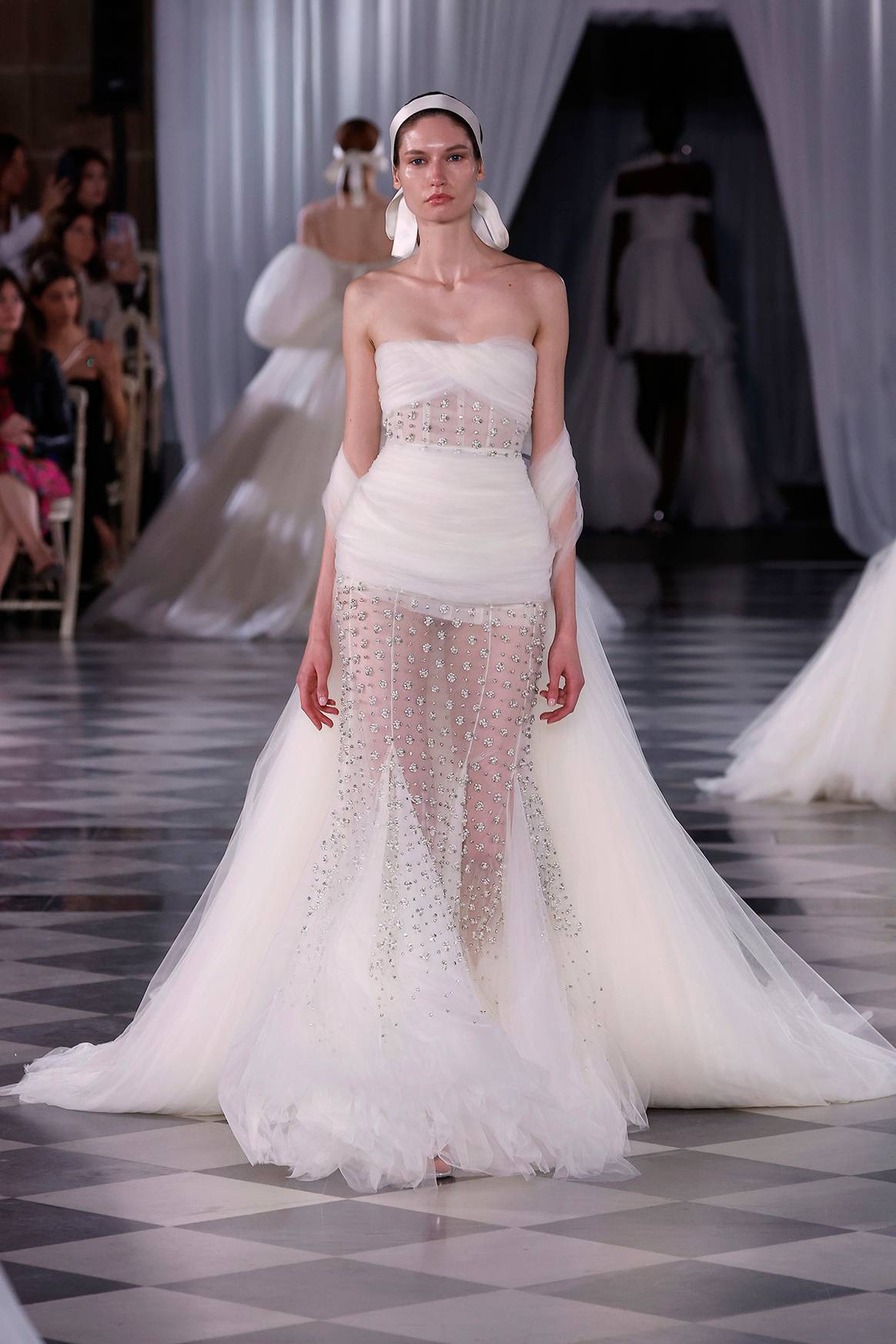 Desfile de Giambattista Valli en la “Bridal Night” de la Barcelona Bridal Fashion Week de abril de 2024.