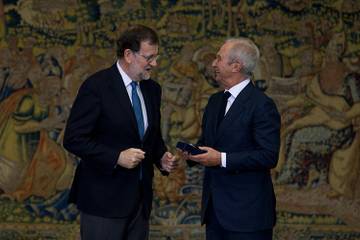 El presidente de Pronovias condecorado pro el gobierno