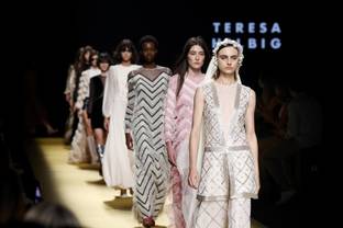 Vídeo: Teresa Helbig celebra su 25 aniversario sobre la pasarela de la MBFW Madrid