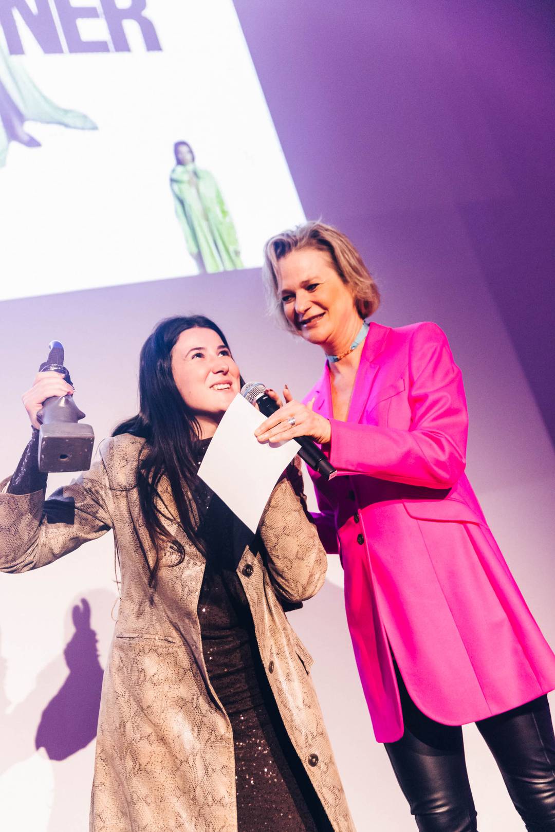 Florentina Leitner neemt haar award in ontvangst in 2023.