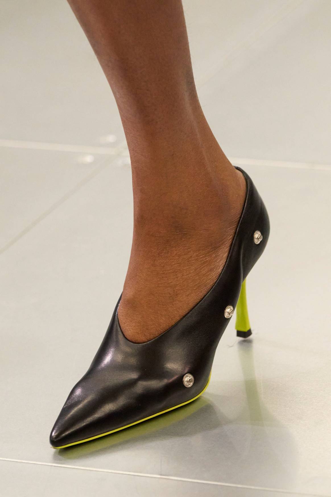 Mark Fast FW23 two-tone pump with studs