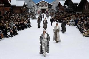 Minuut stilte bij laatste Chanel show van Karl Lagerfeld’s hand