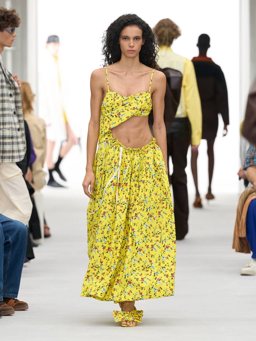 Loewe, sfilata di presentazione delle collezioni donna e uomo per la Primavera/Estate 2027.