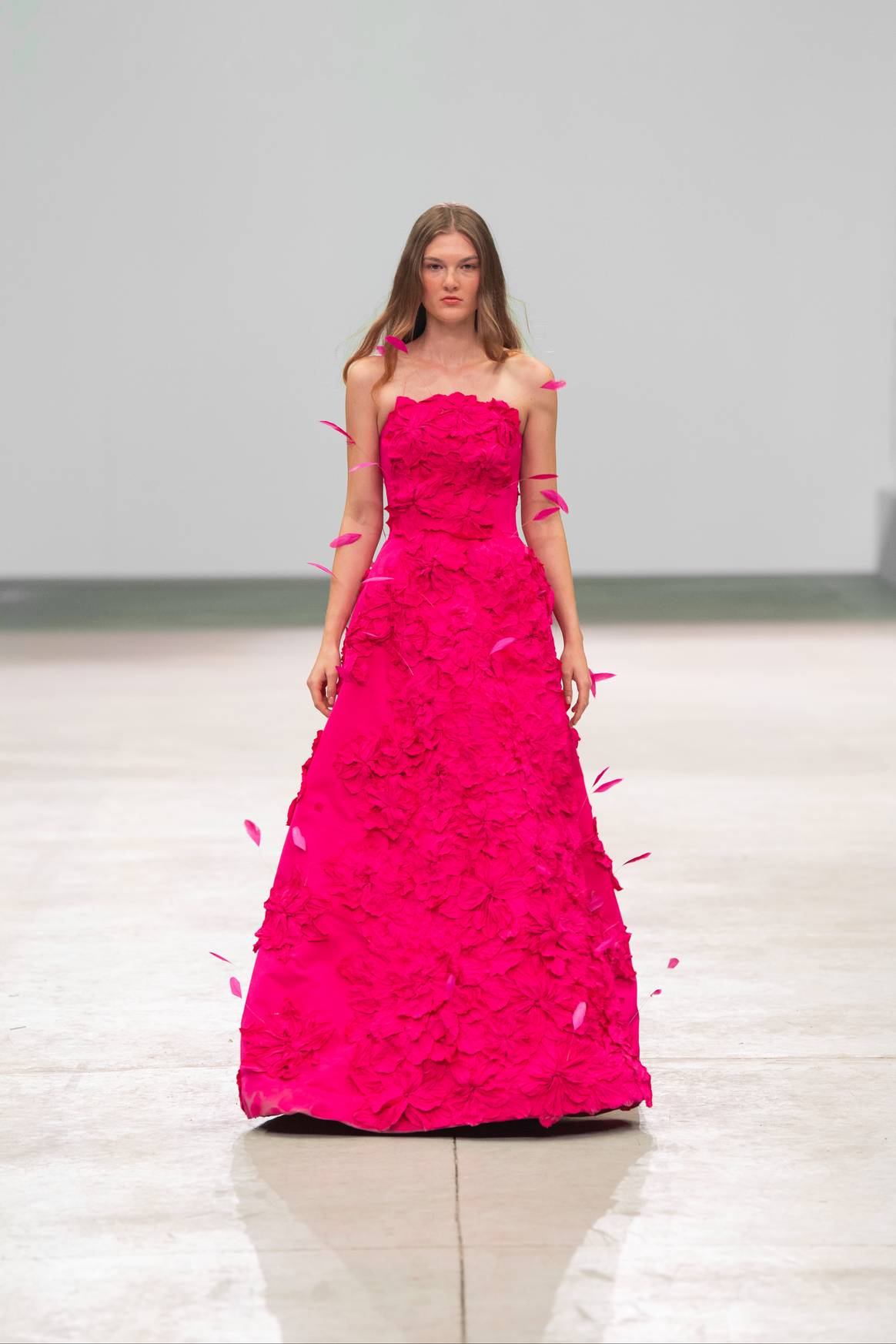 No faltaron las emblemáticas flores de la marca, elaboradas a partir de residuos textiles de colecciones anteriores, lo que responde a su filosofía de cero desperdicios.