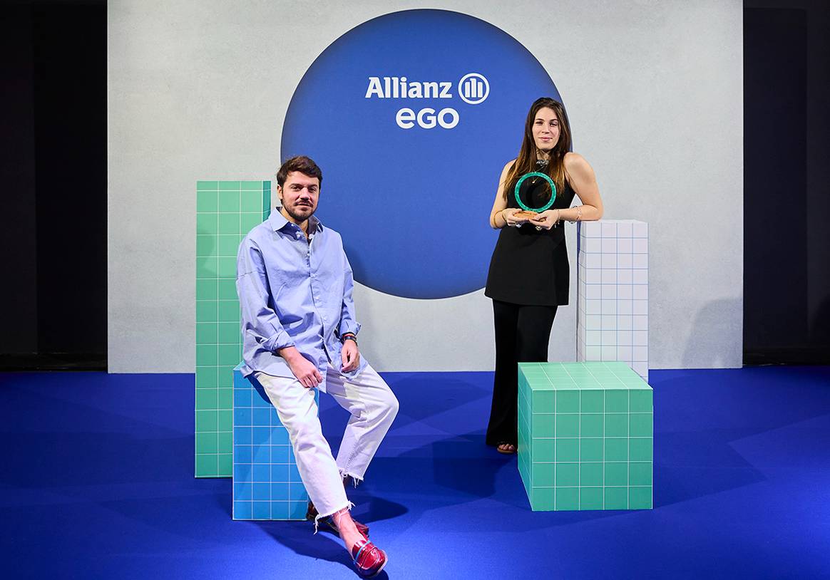 Lis Domínguez, ganadora de la 7ª edición del premio “Allianz Ego Confidence in Fashion”, junto a Jorge Redondo, miembro especial del jurado de esta edición.