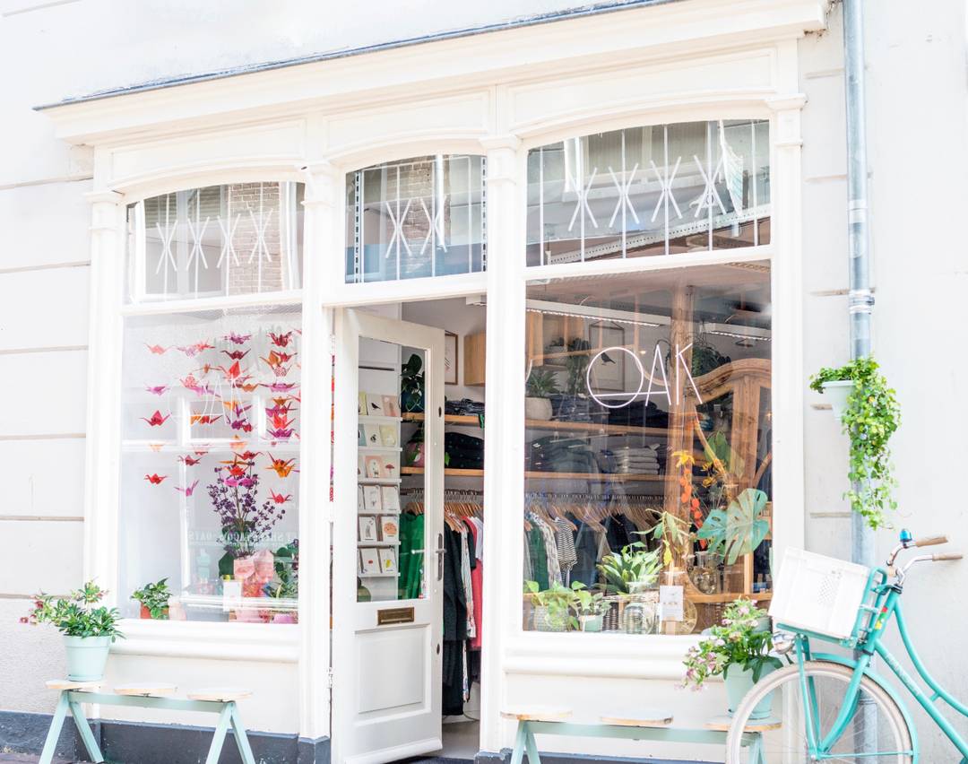 Oak mag dan klein zijn – veertig vierkante meter – maar het assortiment van Marieke de Groot verrast keer op keer. Een mini warenhuis met Scandinavische mode, woonaccessoires en planten.