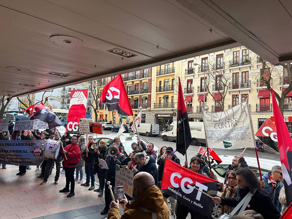 Manifestación de trabajadores de El Corte Inglés a las puertas del centro de Goya el 7 de enero de 2025.