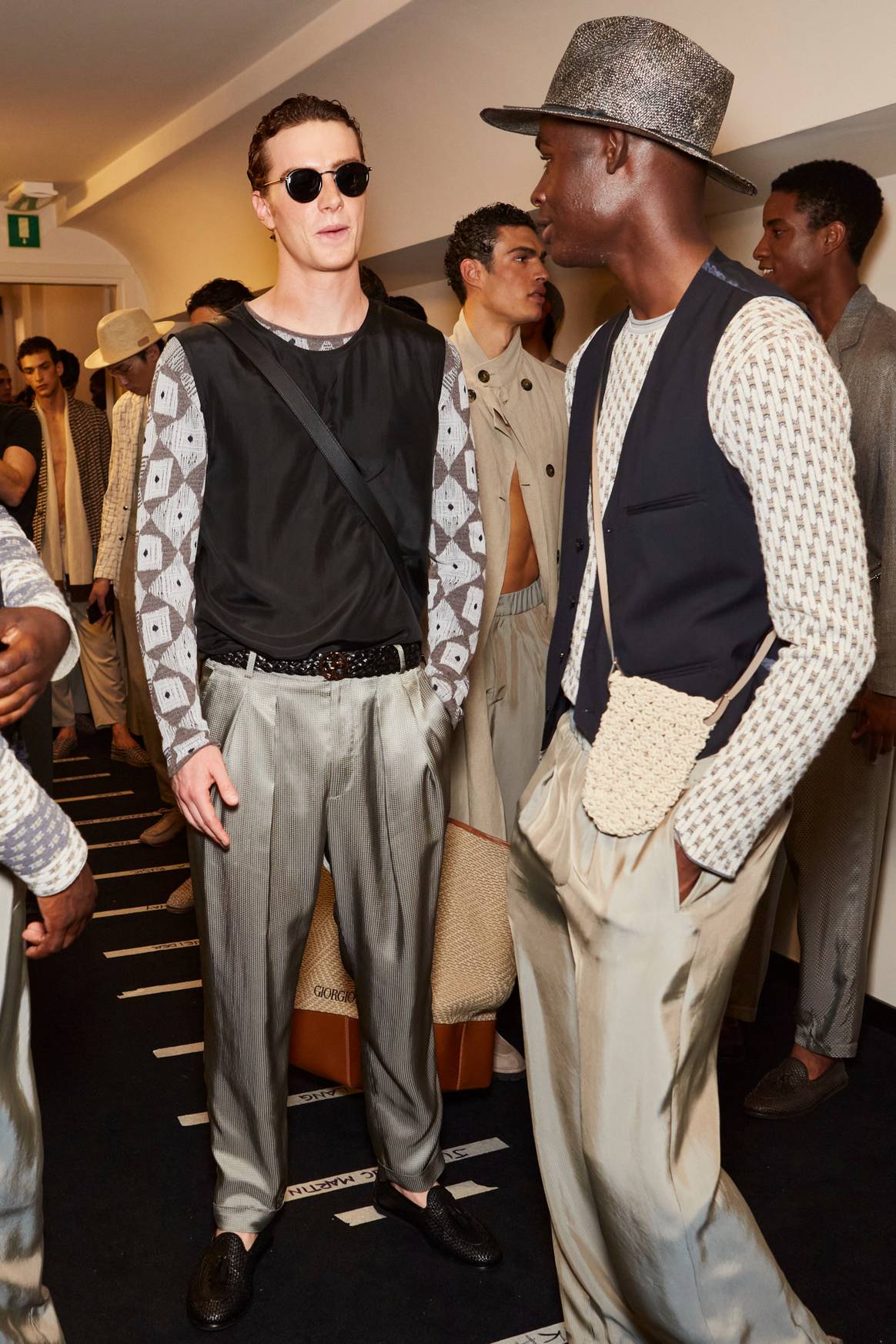 Imagen del backstage de la presentación de la colección SS24 de Giorgio Armani en la Semana de la Moda Masculina de Milán, por cortesía de Launchmetrics Spotlight