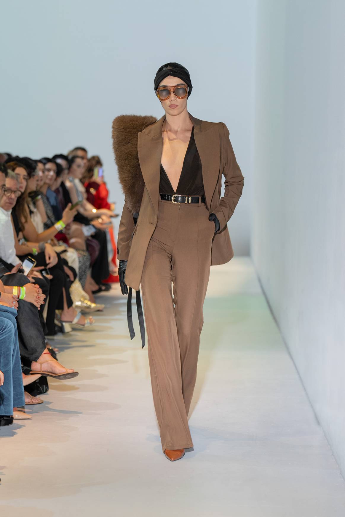 La feminidad no faltó en los looks de traje.