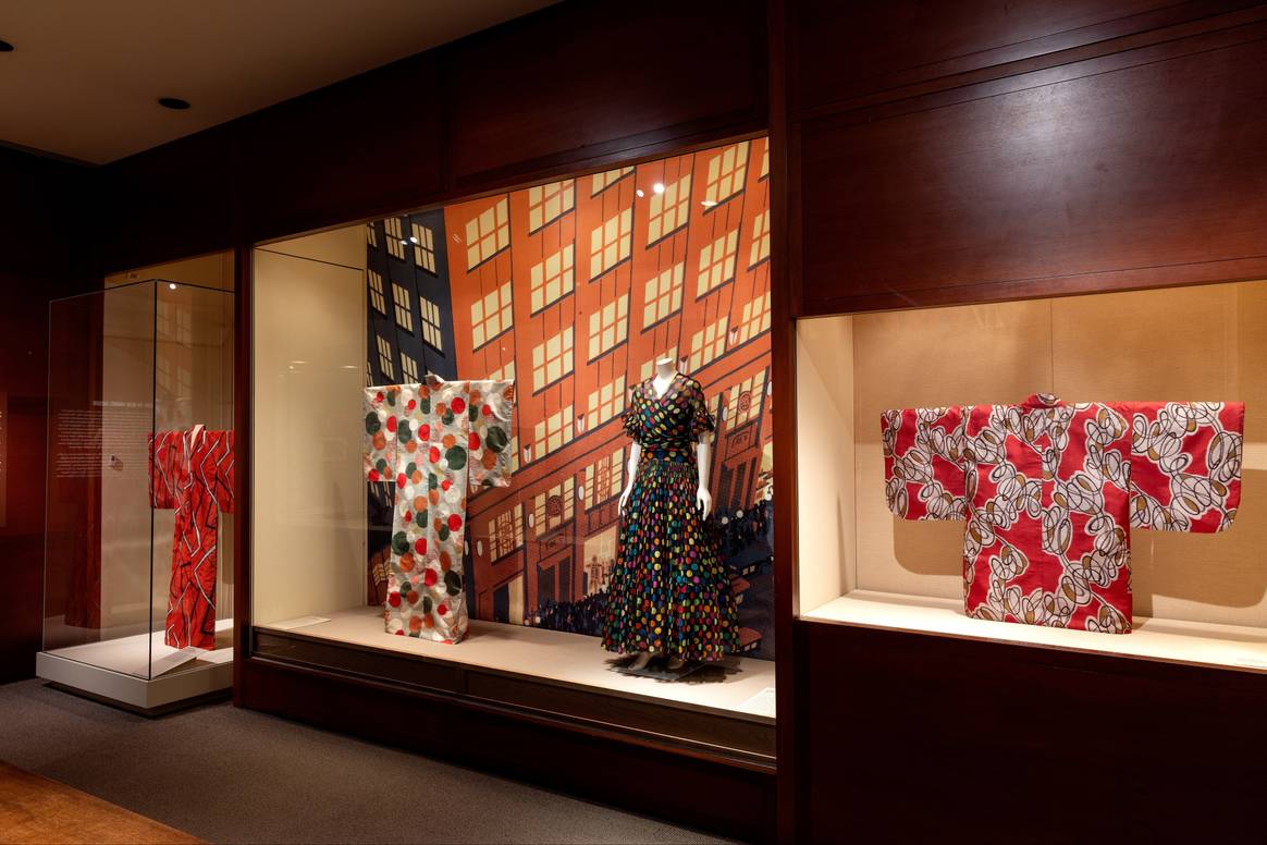 Tentoonstellingsaanzicht van 'Tracing the Transformation of Kimono Fashion'. Beeld: Bruce Schwarz, met dank aan het Metropolitan Museum of Art.