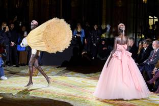 Haute couture sens dessus dessous de Viktor&Rolf