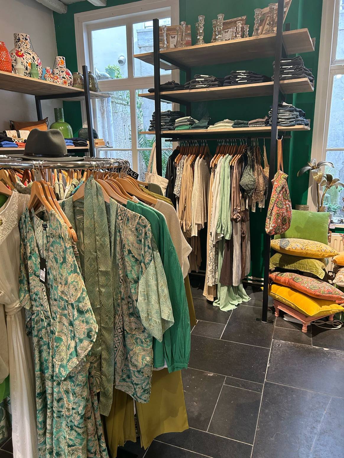Een kleurrijke mix van kleding, woonaccessoires en unieke cadeaus bij Karakter. Alles in de winkel is met zorg uitgezocht, van handgemaakte sierkussens tot duurzame mode.