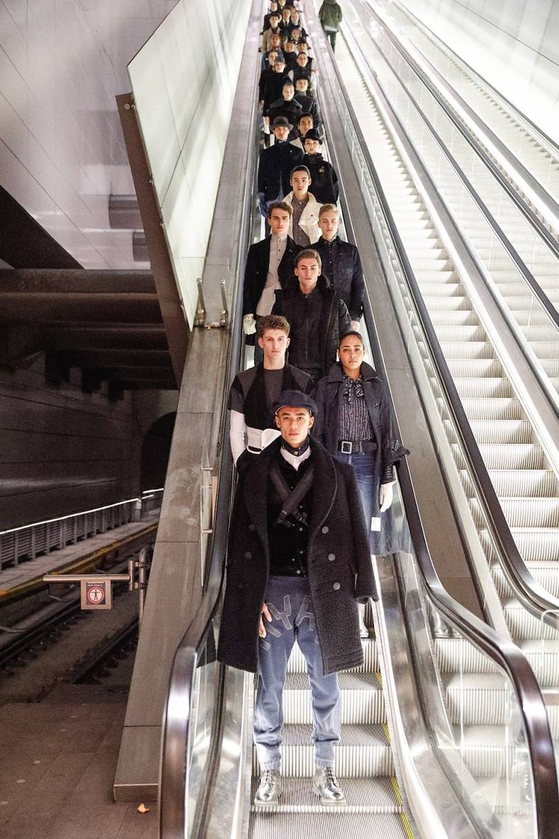 Nietsvermoedende reizigers verrast met G-Star Raw show in Amsterdamse metro