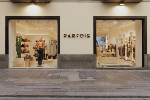 Parfois apre a Napoli, in via Toledo