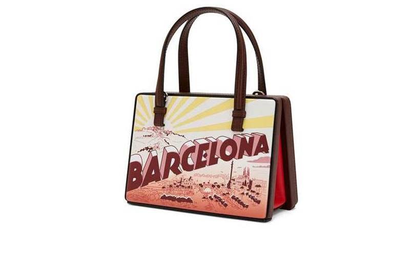 Loewe lanza el Postal Bag, un bolso con forma de postal