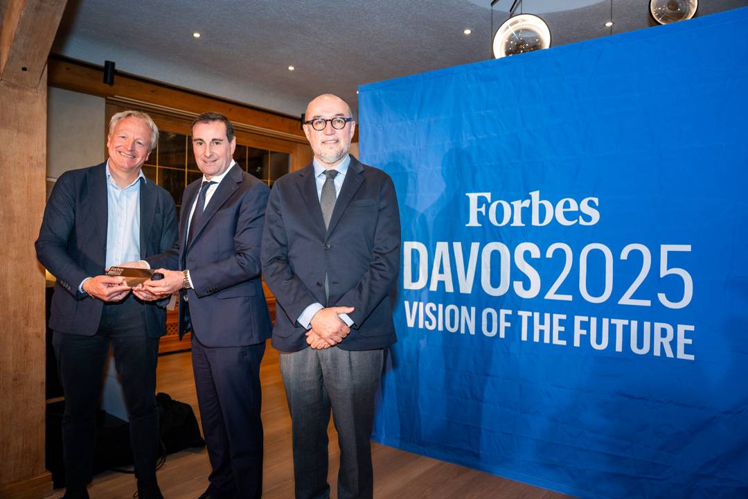 De izq. a dch. Maarten Wetselaar (CEO de Moeve y Premio Forbes 2024), Toni Ruiz (CEO de Mango y Premio Forbes 2025) y Andrés Rodríguez (presidente y editor de Forbes España).