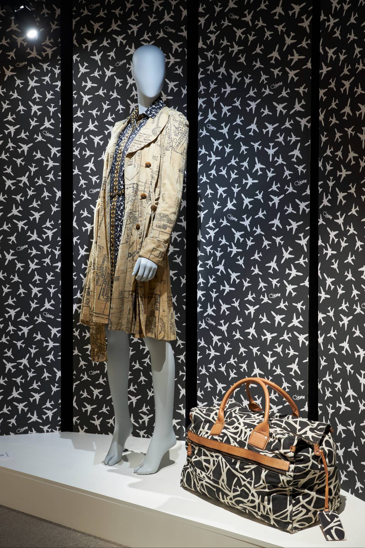 Een zaalbeeld van de tentoonstelling 'Diane von Fürstenberg. Woman before fashion.' Beeld via Mode & Kant Museum, foto door C. E. Laurent.