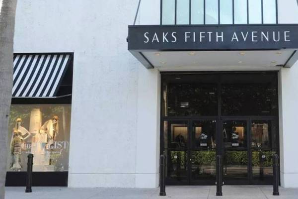 Saks cerca un prestito da 1 miliardo di dollari per evitare la bancarotta mentre affronta le cause dei fornitori