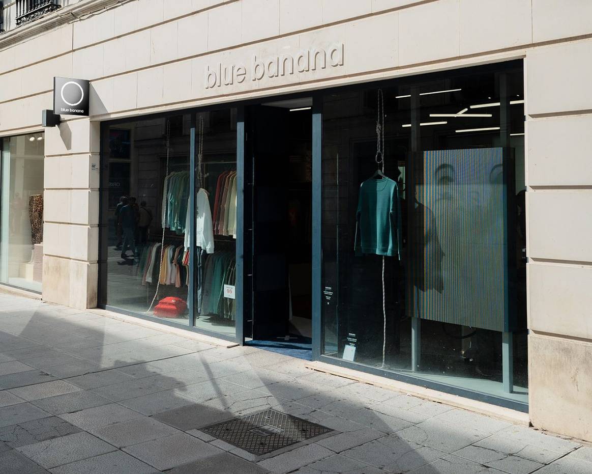 Imagen ilustrativa de una tienda de Blue Banana con la nueva imagen corporativa y el nuevo “logo” en forma de círculo.