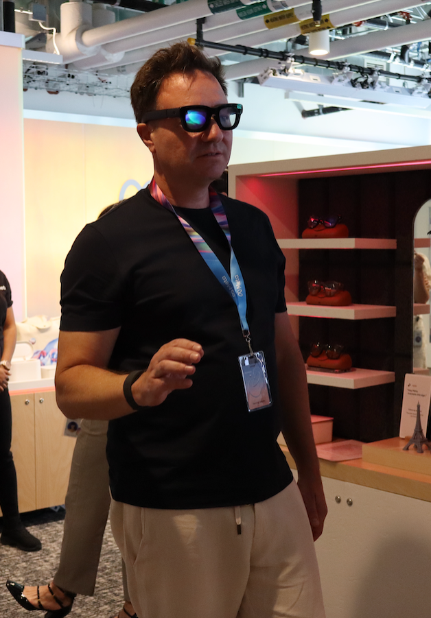 CEO Henning Strauss beim Test der Meta Quest.