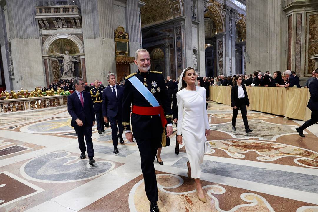 Don Felipe y Doña Letizia en su visita al Vaticano por la Misa del inicio del Pontificado del Papa León XIV, el 18 de mayo de 2025.