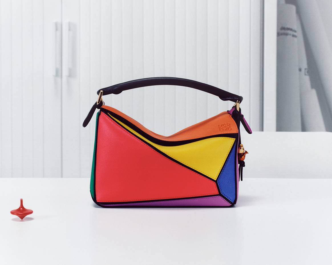 Modelo de la colección cápsula de aniversario “Puzzle 10” de Loewe por los 10 años del lanzamiento del bolso Puzzle.