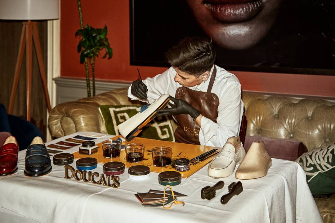 Künstlerin bemalt Schuhmodelle bei Live-Performance während Medien-Event in Berlin