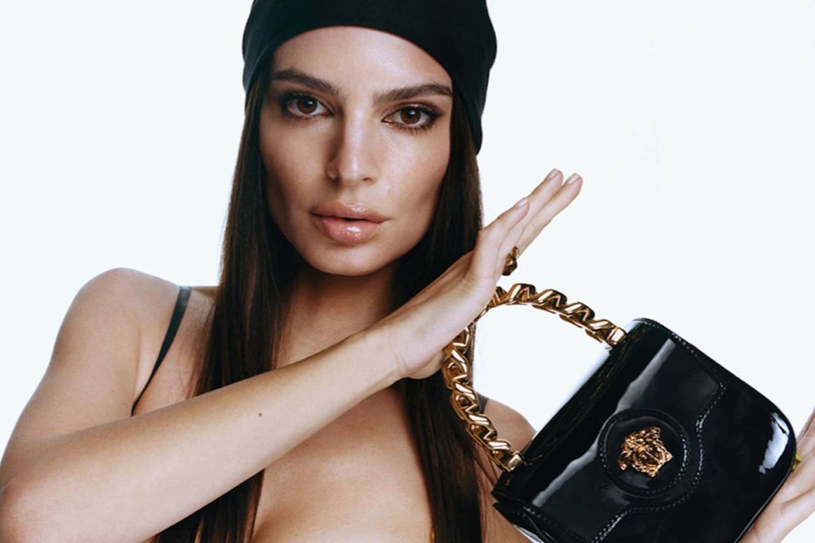 Courtesy of Versace.  Emily Ratajkowski pour le sac La Medusa.