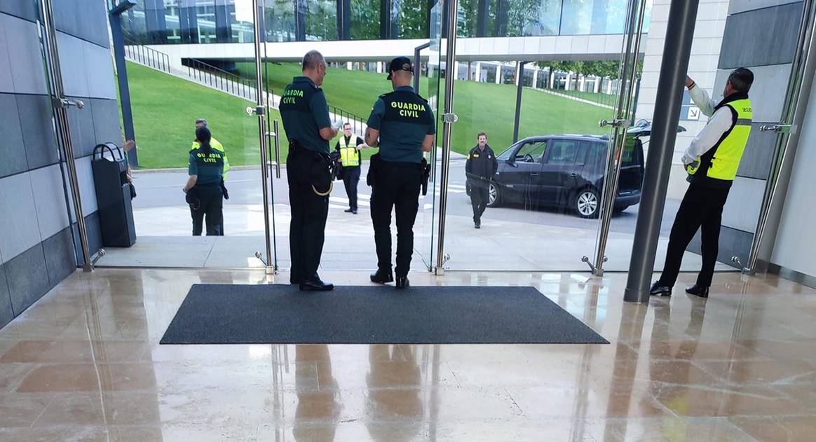 Agentes de la Guardia Civil personados en la desde de Inditex en Arteixo, Galicia (España).