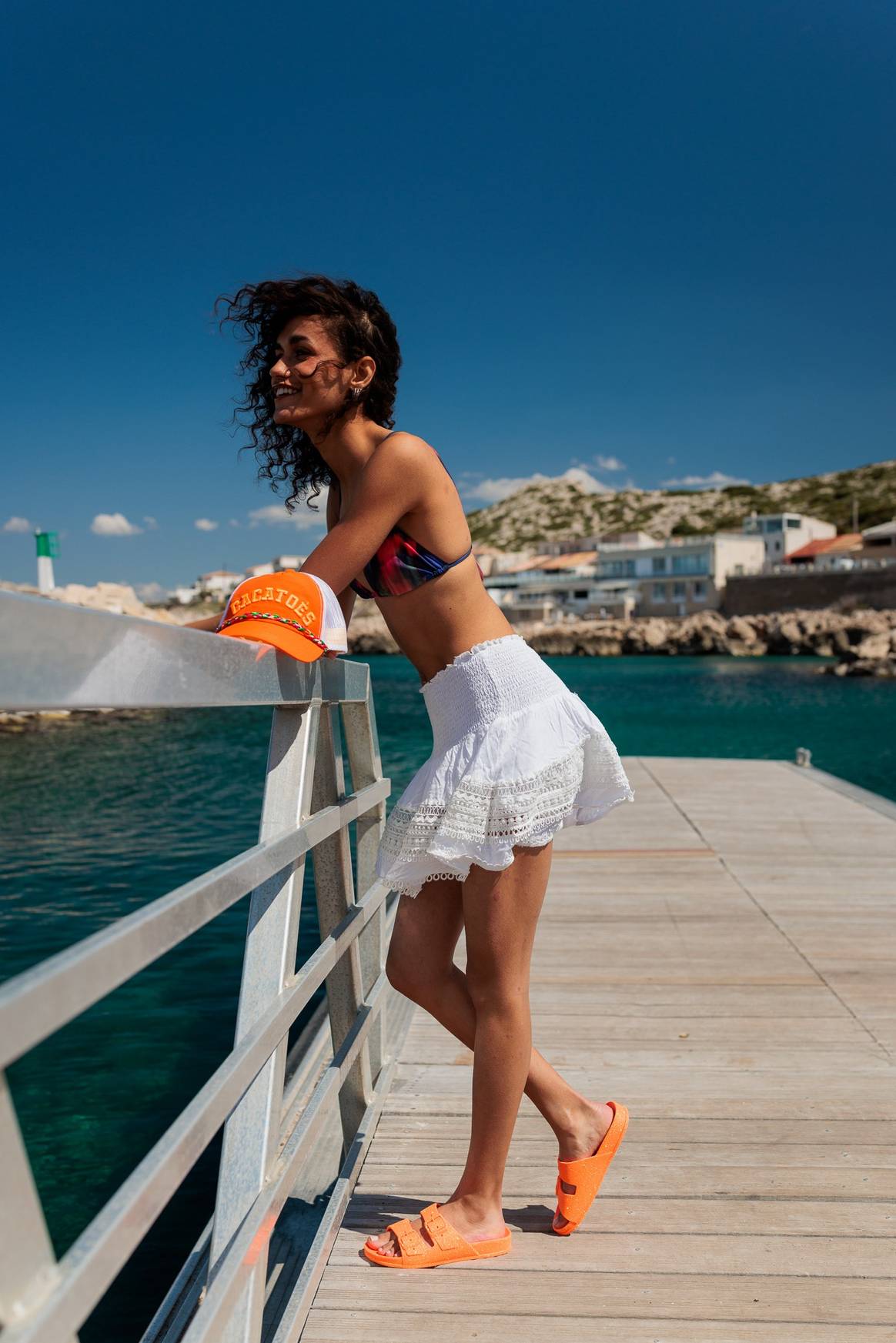 Cacatoès campaign imagery.