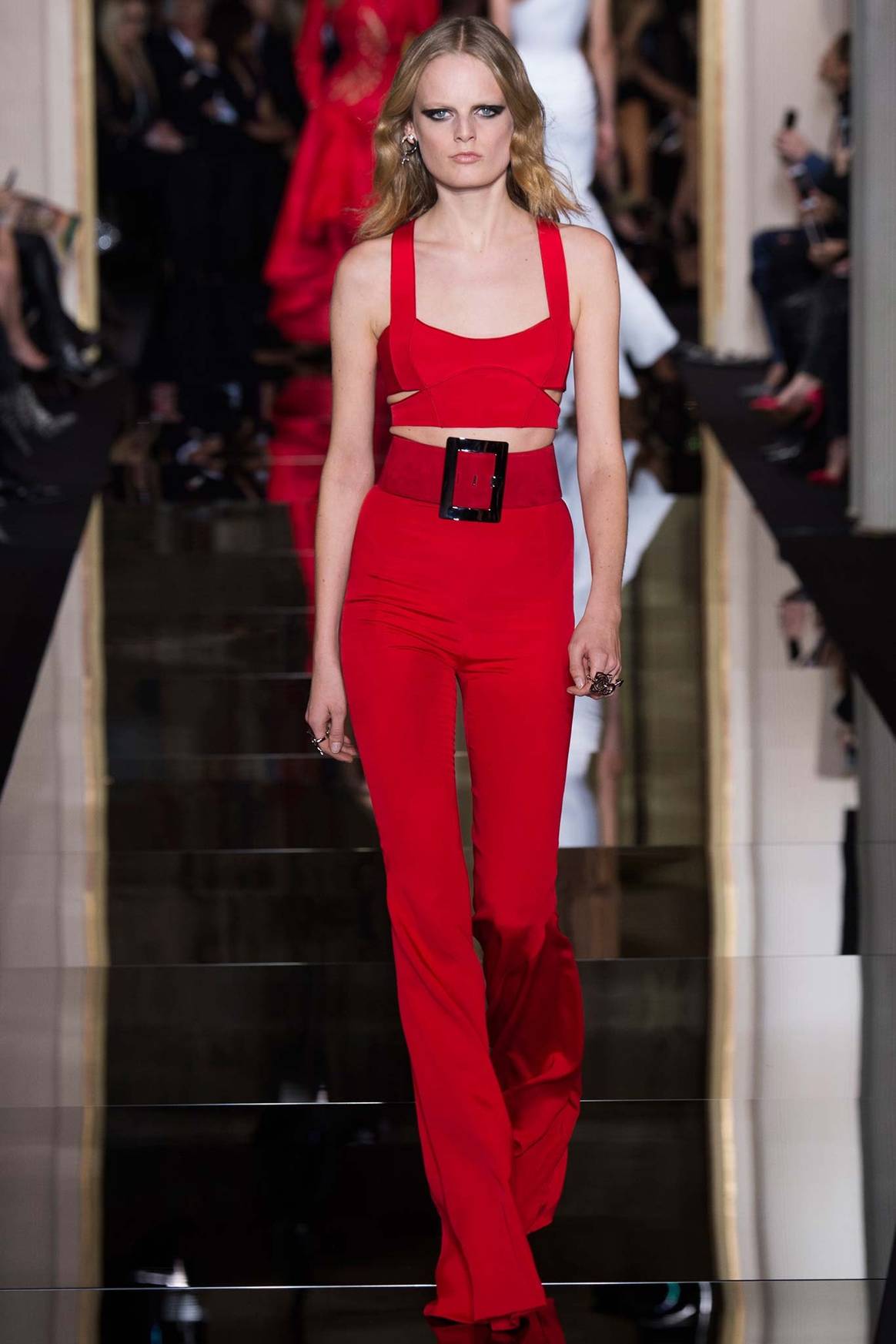 Versace ouvre le bal des défilés haute couture en célébrant les courbes féminines