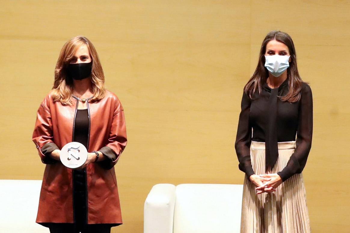 La Reina Letizia hace entrega de los VI Premios Nacionales de la Industria de la Moda