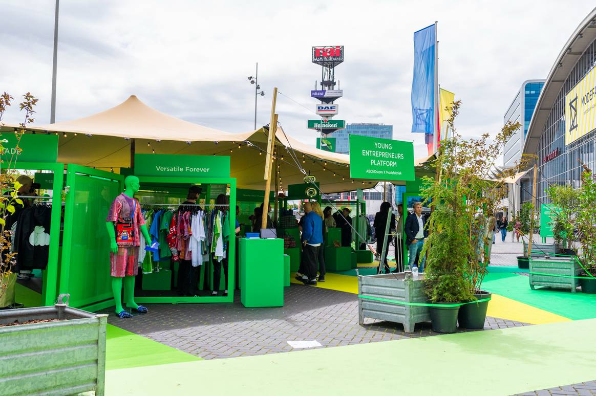 Het Young Entrepreneurs Platform voor de ingang. Beeld: Aygin Kolaei voor FashionUnited