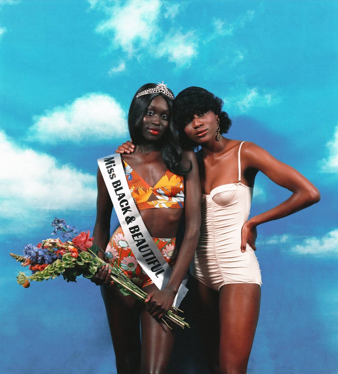 Fotografie von Amber Pinkerton, „Sabah & Aminati: Girls Next
Door, 2022". Foto: Digital C-Type, Amber Pinkerton, Alice Black Gallery
London