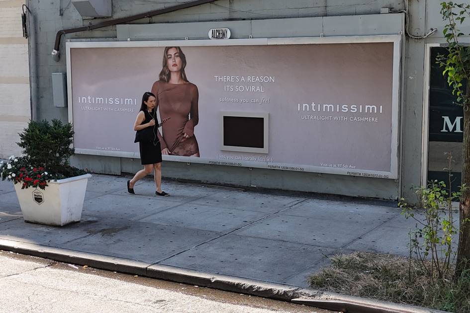 Intimissimi Feel the Billboard campaign Ultralight with Cashmere