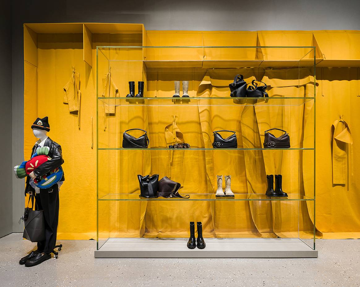 Tienda de Loewe en el número 48 de la Avenue Montaigne de París (Francia).