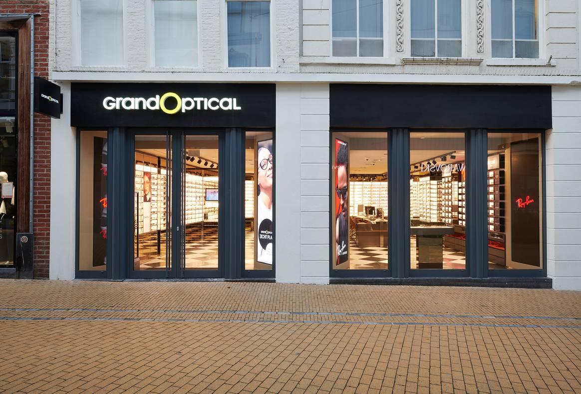 De buitenkant van de vernieuwde GrandOptical-winkel in Groningen.