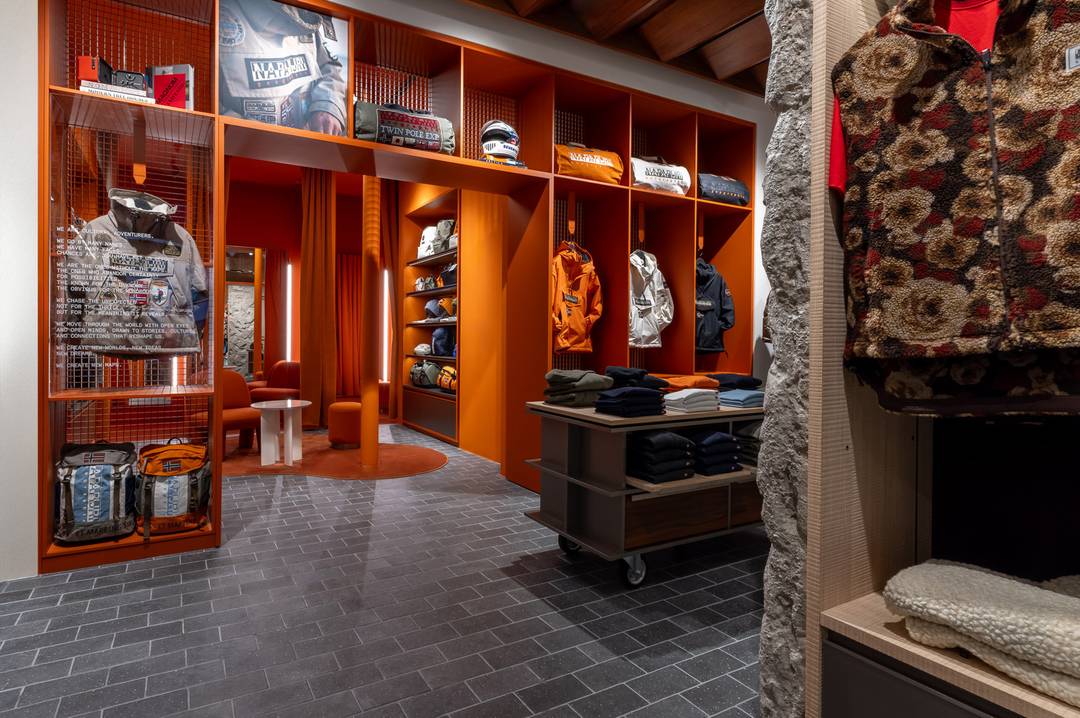 La 'Dna Wall' nel nuovo flagship Napapijri a Parigi