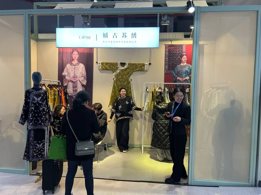 Naast sportswear is de nieuw geïnterpreteerde, traditionele Chinese stijl in opkomst.