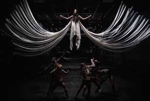 Gareth Pugh, intensément différent à la Fashion week