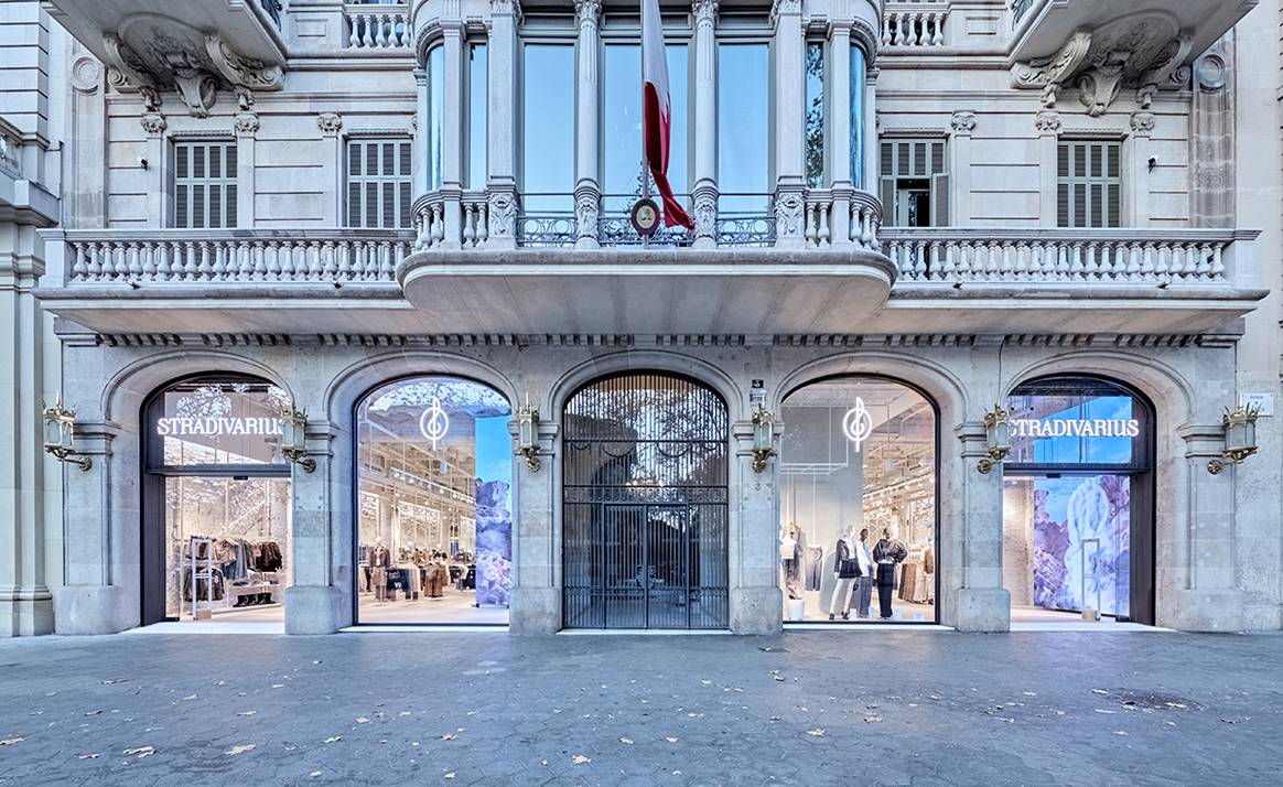 Nueva flagship store de Stradivarius en el número 3 del Paseo de Gracia de Barcelona, España.