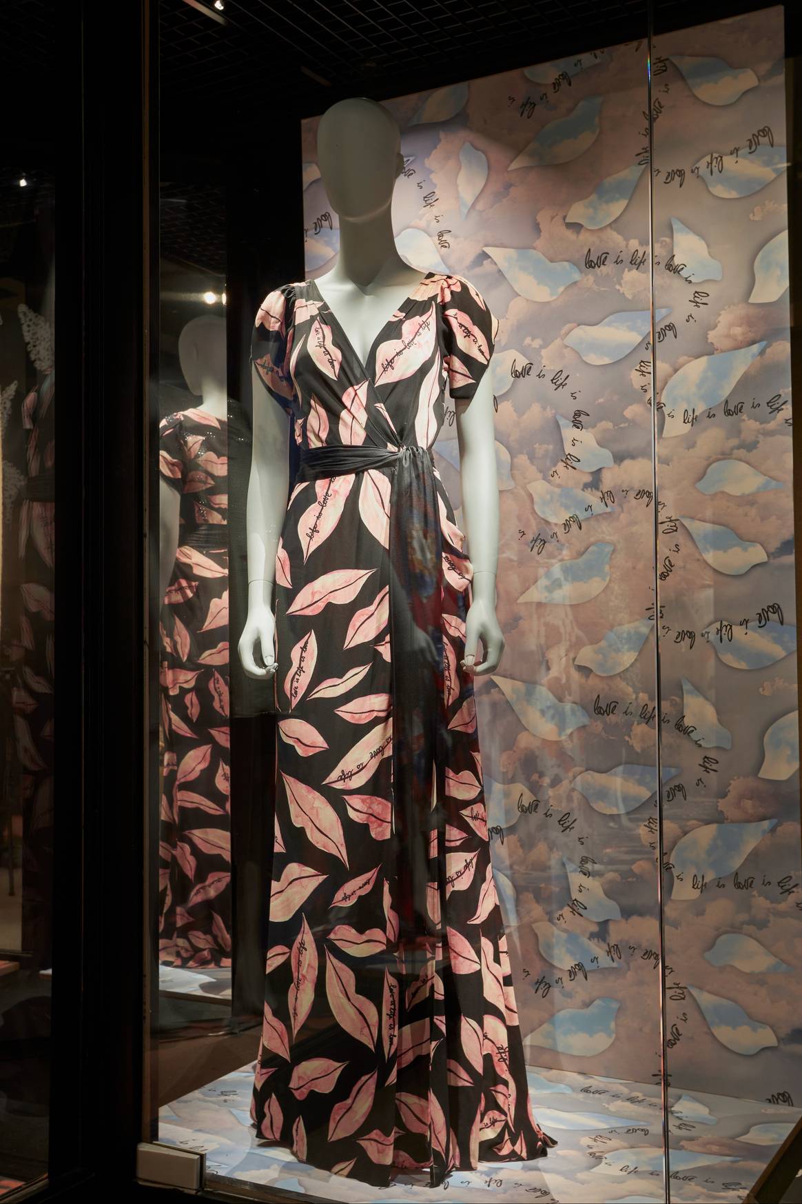 Une vue de la salle de l'exposition "Diane von Fürstenberg. Woman Before Fashion". Image via  Mode & Kant Museum, photo door C. E. Laurent.